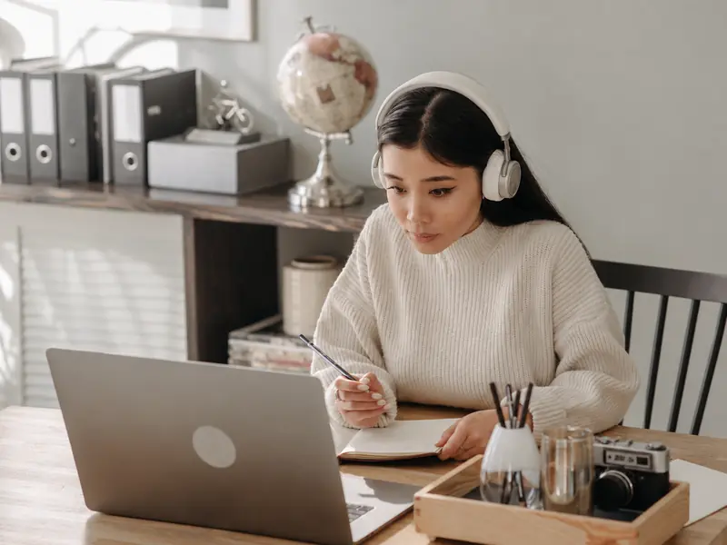 Learner studying an online Qualification Bundle with SJA Global Academia